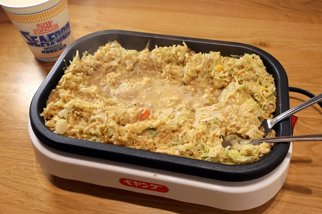 【シーフードヌードルもんじゃ】魔改造カップヌードルのアンサーフードが、こちら!まさかの激ウマもんじゃが大完成!!<野島慎一郎のバカレシピ>